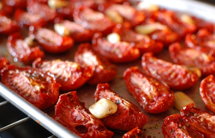 1. Этап. Помидоры, сушеные в духовке: Спустя 10 часов помидоры будут выглядеть приблизительно так.