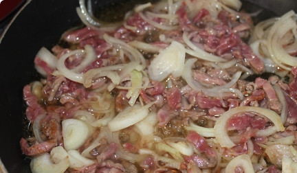 1. Этап. Мясное хе (оригинальный рецепт): Раскаляем подсолнечное масло и заливаем мяско и лук. Перемешиваем все хорошенько и отправляем на сковороду. Обжариваем одну минуту.