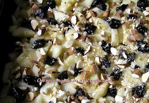 1. Этап. Яблочно-банановый крамбл: Сверху выложите мелко нарезанный чернослив, посыпьте рубленным миндалем (или миндальными лепестками).