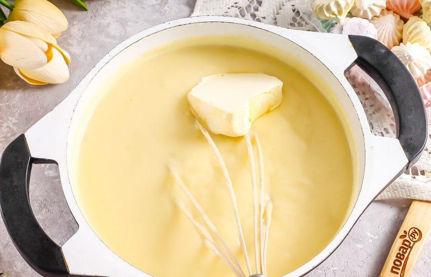 1. Этап. Торт Наполеон с безе: Вмешайте сливочное масло и накройте крем пищевой пленкой, чтобы на нем не образовалась пленка в процессе остывания. Остудите крем примерно 1 час на холоде.