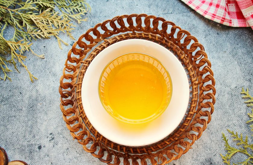 1. Этап. Топленое масло из сливочного в домашних условиях: Готовое топленое масло процедите через мелкое сито проложенное несколькими слоями марли. Готовое масло перелейте в чистую сухую емкость, остудите и уберите в холодильник.