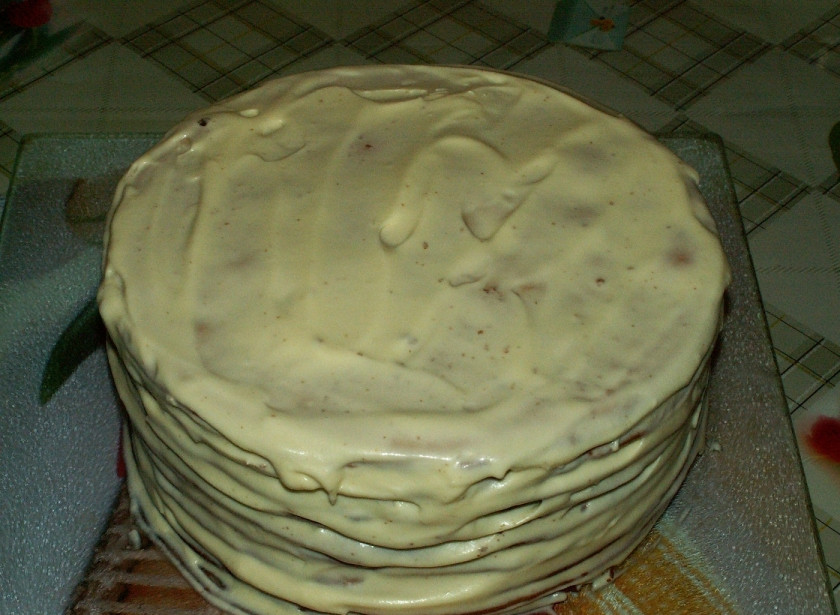 1. Этап. Торт Медовик со сгущенкой: Таким образом соберите торт.