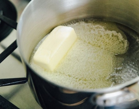 1. Этап. Шу: 1. В небольшой мисочке или сотейнике растопите и доведите до кипения сливочное масло.