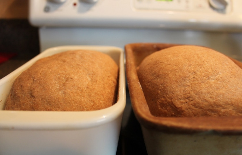 1. Этап. Хлеб из цельной пшеницы: 3. На присыпанной мукой поверхности разомните кусочки теста, придав им форму колобка. Выложите тесто в смазанные маслом формы, наполняя их наполовину. Формы, помимо масла, можно присыпать мукой. Оставьте тесто в формах на 40 минут. Оно вырастет практически вдвое.