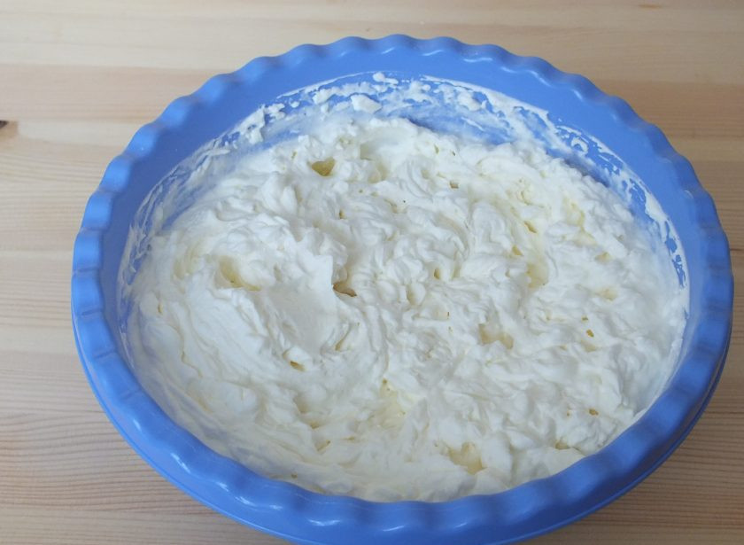 1. Этап. Торт Семистаканник: В самом конце взбивания добавьте сметану и еще раз взбейте.