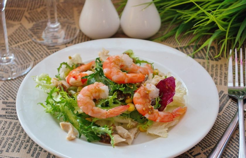 1. Этап. Салат из кальмаров и креветок: Салат подайте к столу. Вкусно и изысканно.