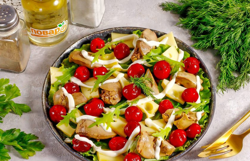 1. Этап. Теплый салат с куриной печенью и вишней: Посолите и поперчите, выложите сеточку из майонеза любой жирности и украсьте веточками рукколы. Сразу же подайте салат к столу, пока он теплый.