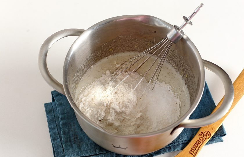 1. Этап. Мандариновый пирог: Добавьте муку и разрыхлитель.