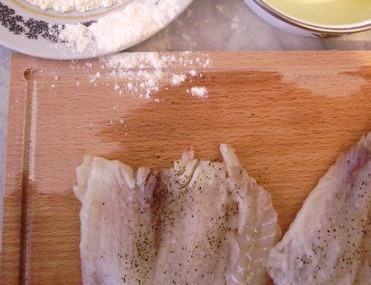 1. Этап. Бризоль из рыбы: Затем необходимо аккуратно разрезать каждый кусочек ножом вдоль, но не до самого конца. Раскрываем филе и натираем его со всех сторон солью и молотым перцем.