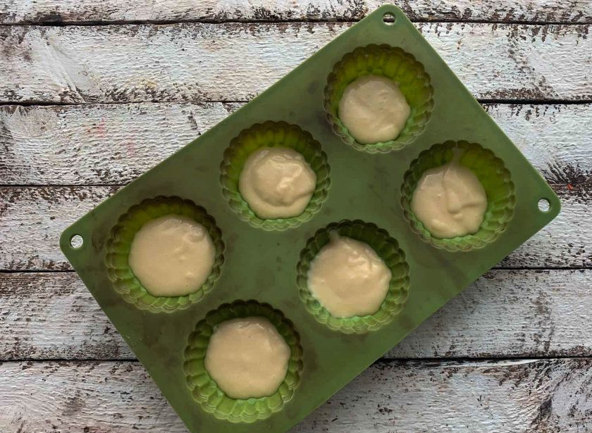 1. Этап. Кексы с повидлом: Силиконовые формы заполните тестом на 1/4.