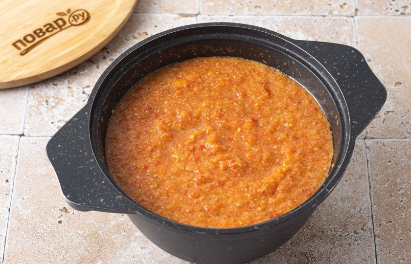 1. Этап. Аджика из кабачков на зиму: Перемешайте, доведите до кипения и варите на медленном огне около 40 минут. Периодически помешивайте.