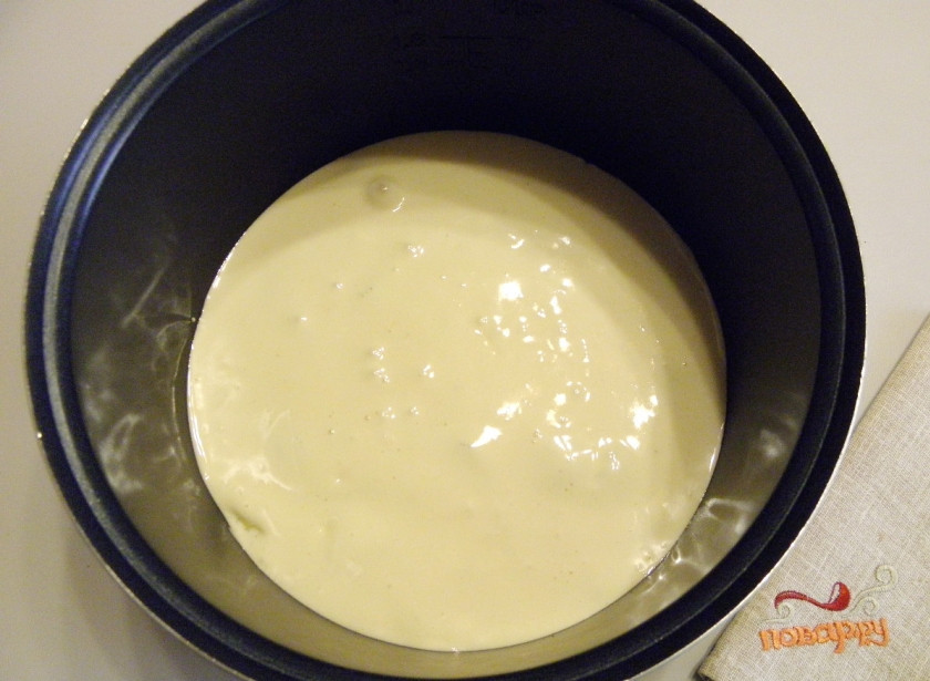 1. Этап. Шарлотка с яблоками в мультиварке: 6. Залейте яблоки тестом, немного потрясите форму, чтобы тесто равномерно растеклось между кусочками яблок. Установите чашу в мультиварку, выберите режим 