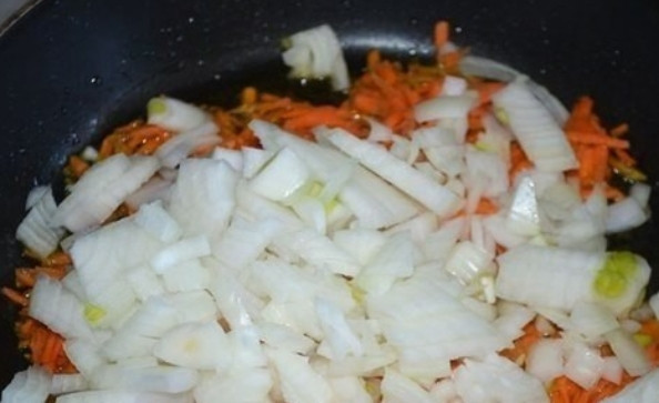 1. Этап. Солянка из сосисок: Измельчаем лук, морковь трем на терке. Обжариваем овощи на растительном масле 10 минут.