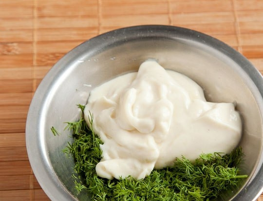 1. Этап. Салат типа Оливье: Сделайте заправку, смешав майонез с измельчённым укропом.