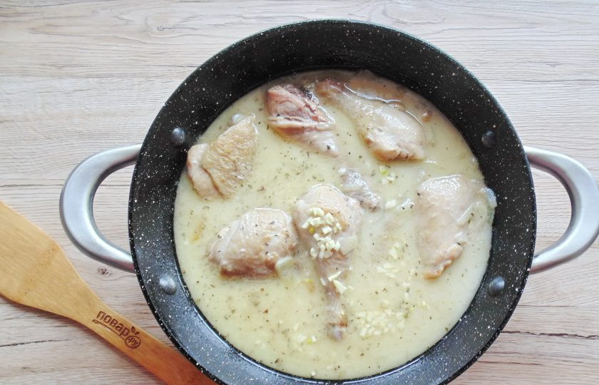 1. Этап. Гедлибже из курицы: Сметанным соусом залейте курицу с луком. Накройте крышкой и тушите курицу в сметанном соусе 20-25 минут до готовности. В конце добавьте измельченный чеснок.
