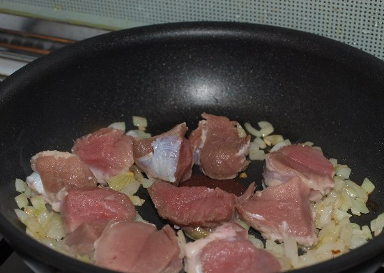 1. Этап. Телятина, жареная на сковороде: Как только лук поджарился, выкладываем на сковороду телятину и жарим ее минут 8-10, периодически помешивая.