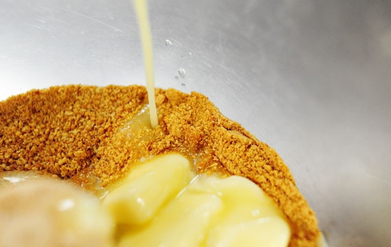 1. Этап. Тесто на сливочном масле для пирога (основа): 3. Добавьте сливочное масло.