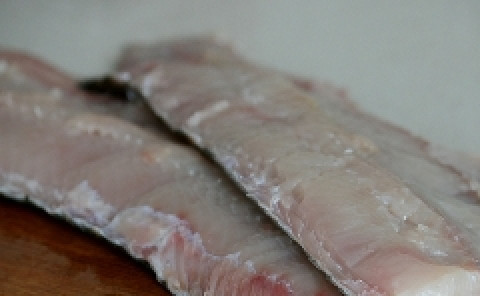 1. Этап. Котлетки из щуки: Промываeм щуку от слизи и разделываем на филе. Отрезаeм голову, хвост и плавники, их оставляeм на уху (жабры надо удалить). Разрезаем тушку вдоль по пузику и тщательно очищаем от внутренностей, пленку вдоль хребта тоже отрываем. Затем от хвоста вдоль спинки разрезаeм по хребту на 2 части. Вырезаем хребет и длинные кости на животе. У нас получится два куска филe с кожей.