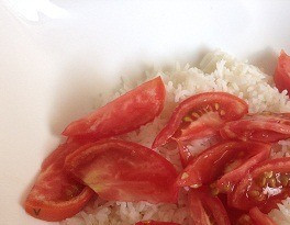 1. Этап. Рыбный салат из сайры: 1. Отварной рис укладываем на дно формы, сверху - помидор дольками. Рыбу отвариваем, а лук - обжарим полукольцами.