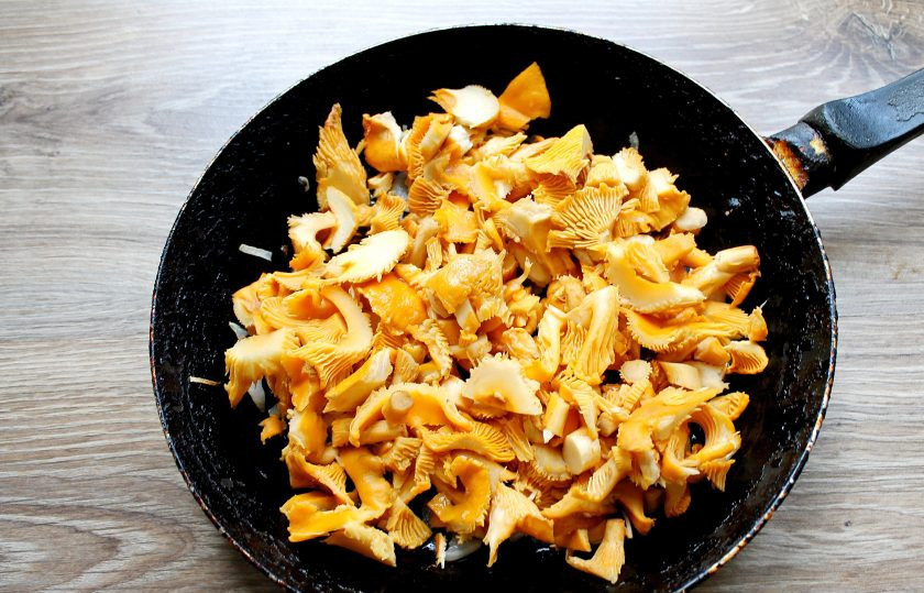 1. Этап. Перловка с лисичками: Лисички крупно порежьте и добавьте в сковороду с обжаренным луком. Перемешайте и посолите.