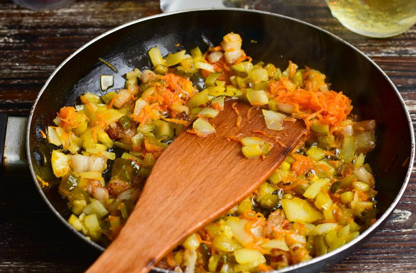 1. Этап. Рассольник по-россошански: Разогрейте в сковороде растительное масло, выложите нарезанные ингредиенты.