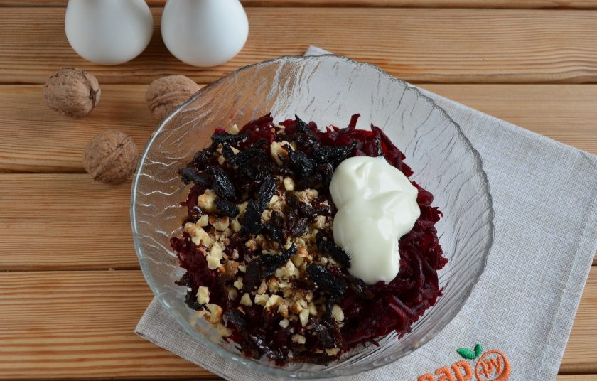 1. Этап. Салат Любовница: Свеклу потрите, добавьте измельченные орехи и порезанный чернослив, а также майонез.