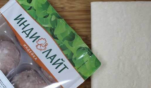 1. Этап. Порционный киш с тефтелями: Разморозить тесто. Смешать яйца со сливками и солью. Подготовить тефтели.