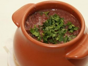 1. Этап. Красная фасоль в горшочке: 5. Когда фасоль будет готова, наливаем в горшочек растительное масло и кладем в него кольца лука. Если у Вас есть особый грузинский хлеб, шоти, наломайте его кусками и тоже положите в горшочек. Если нет – не беда, без него вполне можно обойтись. Далее выкладываем готовую фасоль и посыпаем измельченной зеленью. Солим, перчим, добавляем другие приправы и специи. Горшочек отправляем духовку и тушим фасоль 4 минуты - если готовим с хлебом, 10 минут – если без хлеба.