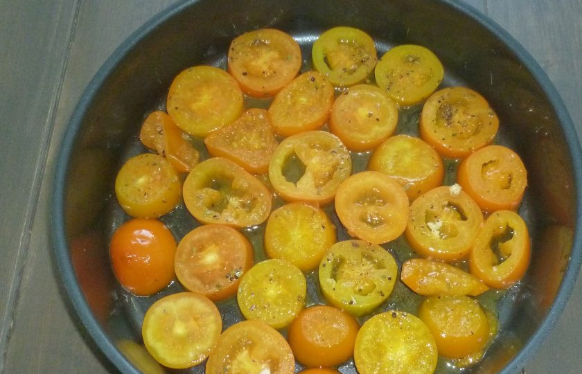 1. Этап. Тарт-татен с помидорами: Приправьте помидоры солью и перцем по вкусу. Форму смажьте маслом и выложите помидоры.