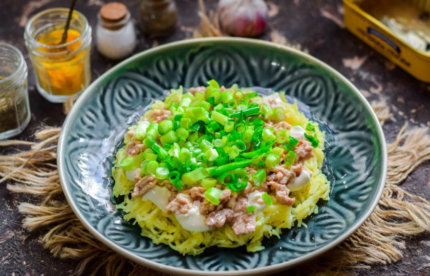 1. Этап. Салат из печени трески слоеный: Зеленый лук ополосните и просушите, мелко нарежьте, добавьте в салат.