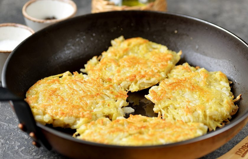 1. Этап. Рисовые драники: Разогрейте в сковороде растительное масло, выкладывайте в него по полной столовой ложке рисово-картофельной массы и жарьте с обеих сторон до румяной корочки на тихом огне.