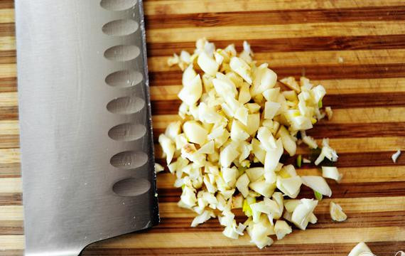 1. Этап. Американский бутерброд с говядиной: Мелко порезать чеснок.