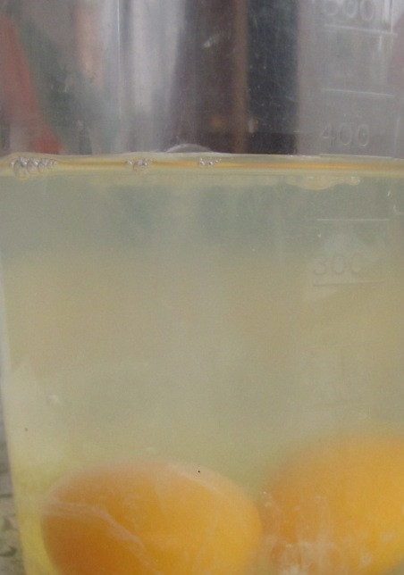 1. Этап. Яично-ржаной хлеб: Разбейте яйца в мерный стакан. Добавьте воды до отметки 400 мл. Слегка взбейте, перелейте в форму для выпечки.