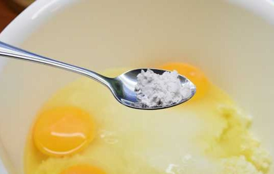 1. Этап. Царская ватрушка: 2. Добавьте ванилин и щепотку соли.