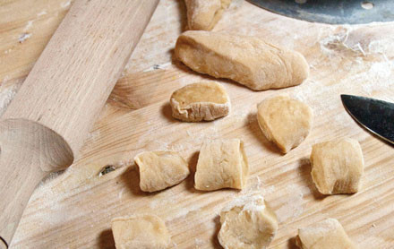 1. Этап. Манты по-казахски: 6. Минут через 20 можно снова приступать к работе. Тесто необходимо нарезать на небольшие кусочки острым ножом.