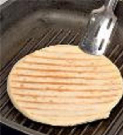 1. Этап. Пицца с помидорами и моцареллой: 4. Шарики теста раскатать на лепешки в 15 см. на гриле прожарить лепешки с двух сторон, пока лепешки не приобретут золотистый цвет.