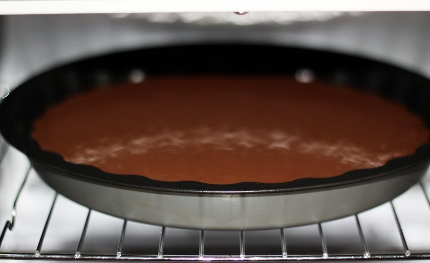 1. Этап. Простой рецепт кекса с какао: 7. Форму для выпечки посыпьте мукой, затем влейте приготовленное тесто. Разогрейте духовку до 180-190 градусов, оправьте в нее форму на 1 час.