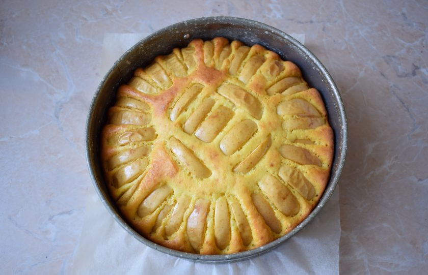 1. Этап. Яблочный пирог по старинному рецепту: Выпекайте пирог в духовке, разогретой до 180 градусов, в течение 40-50 минут. Готовый пирог извлеките из духовки и немного остудите.