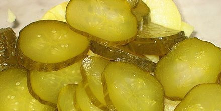 1. Этап. Салат Грибы на поляне: 3. Огурцы режем колечками и выкладываем слоем поверх картофеля.