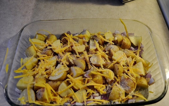 1. Этап. Картофель со свининой и сыром в духовке: 7. Присыпьте немного сверху картофель. К этому времени уже лучше всего разогреть духовку до 190 градусов.