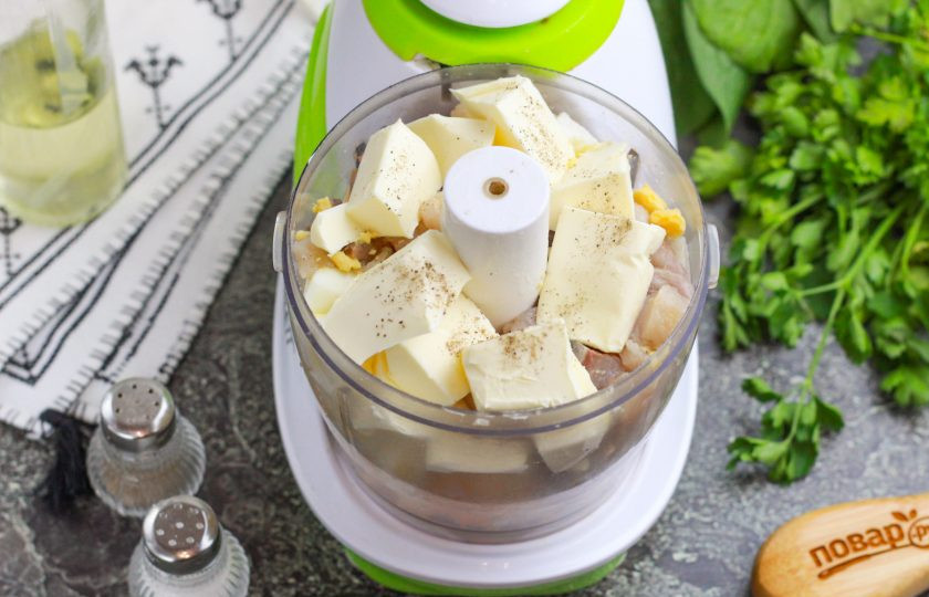 1. Этап. Селедочное масло классический рецепт: Поперчите. По желанию добавьте и другие специи, пряности. Если любите луковый аромат и вкус, то нарежьте кубиком очищенный репчатый лук или промытый зеленый.