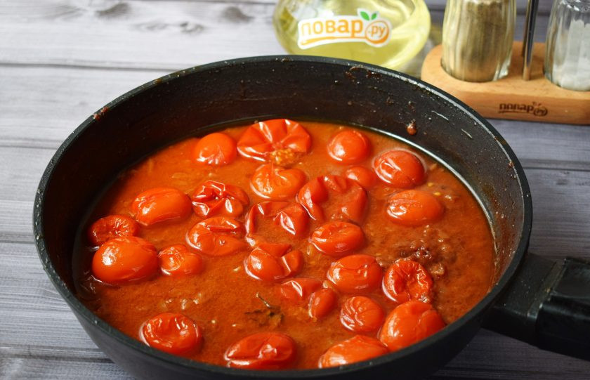 1. Этап. Жареная курица с луком-шалот и помидорами: 7. На медленном огне прогрейте кусочки курицы в соусе.