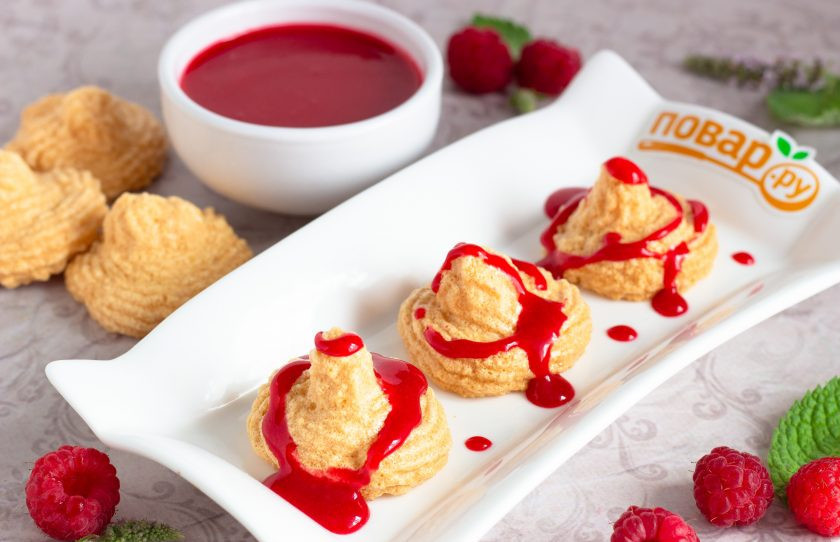 1. Этап. Меренги с малиновым соусом: Подавайте меренги с малиновым соусом.