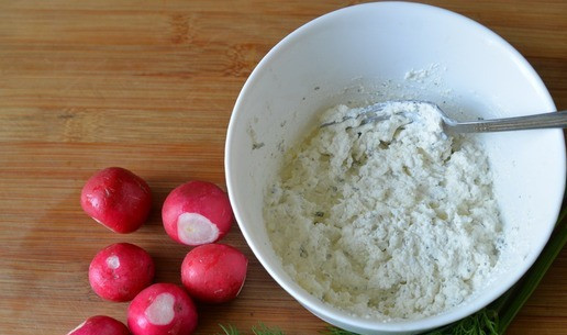 1. Этап. Завертон с индейкой и пикантным соусом: Добавляем тёртый на тёрке редис и мелко порезанный укроп. Перемешиваем.