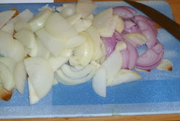 1. Этап. Куриная печень в сметане: Лук порежьте полукольцами.