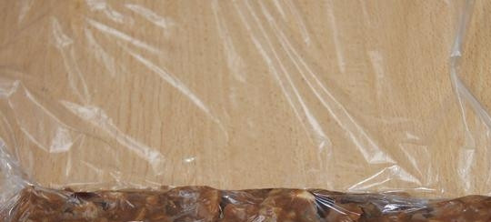 1. Этап. Сладкая колбаска со сгущенкой: Уложите смесь в пищевую плёнку в виде колбасок, заверните тщательно.