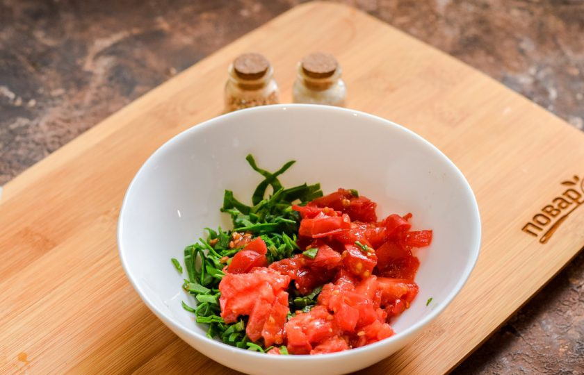 1. Этап. Брускетты с мидиями: Зелень сполосните и просушите, нарежьте мелко и сложите в мисочку. Помидоры ополосните и мелко нарежьте, добавьте к зелени.