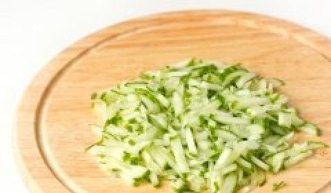 1. Этап. Салат с курицей в креманках: Огурец моем, нарезаем тонкой мелкой соломкой.