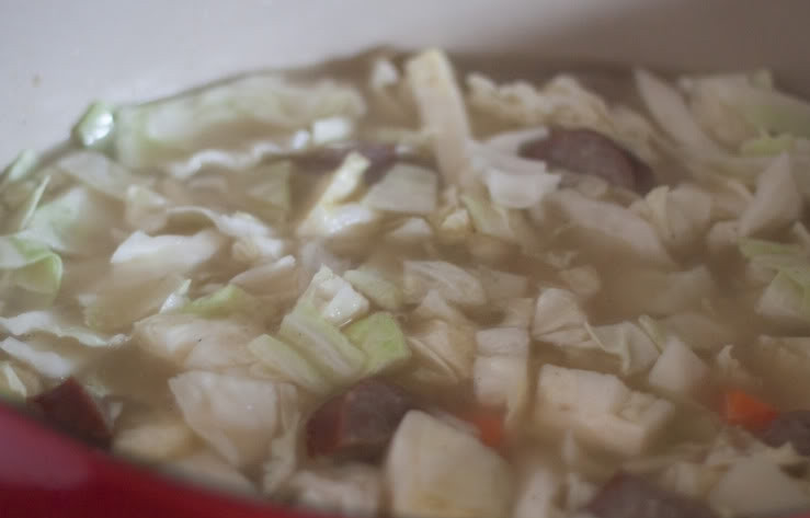 1. Этап. Немецкий суп с колбасками: После добавьте капусту. Подержите на огне ещё десять минут.