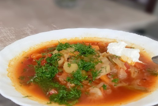 1. Этап. Овощной суп: Советы: 1. Воду можно заменить мясным, куриным, овощным или грибным бульонами. 2. Для сливочного вкуса можно добавить сметану, натуральный йогурт или плавленный сыр при варке или при подаче. 3. Овощи можно заменять или не использовать какие-то из них. Кабачок или баклажаны, нарезанные кубиком, добавят дополнительной текстуры и вкуса супу. 4. Специи и соль используйте по вкусу. Приятного аппетита!